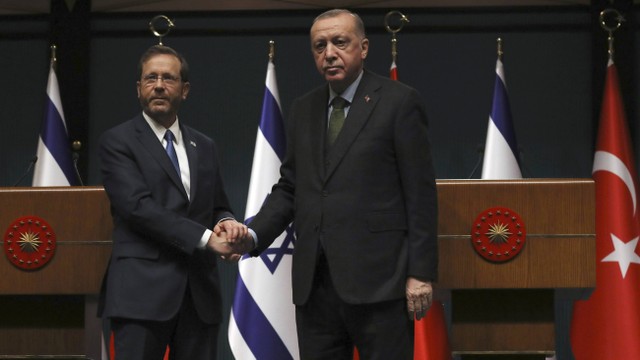 Presiden Turki Recep Tayyip Erdogan, kanan, dan Presiden Israel Isaac Herzog berjabat tangan setelah konferensi pers bersama, di Ankara, Turki, Rabu, 9 Maret 2022. Foto: AP Photo/Burhan Ozbilici