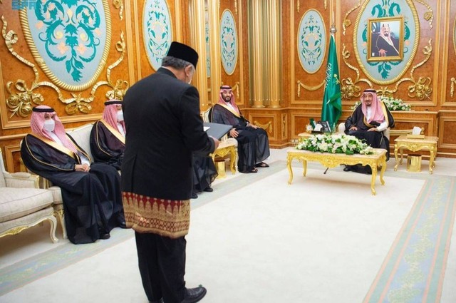 Dubes RI untuk Arab Saudi Dr Abdul Aziz Ahmad menyerahkan surat kepercayaan kepada Raja Salman dalam upacara di Istana Al Salam Jeddah, Selasa (20/9/2022). Foto: Dok. KBRI RIyadh