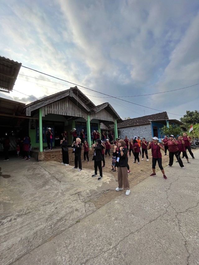 Mahasiswa PMM UMM kelompok 46 gelombang 8 bersama dengan warga Dusun Kalidahu dalam kegiatan kebugaran lansia. (Sumber Foto: Dok. Pribadi)