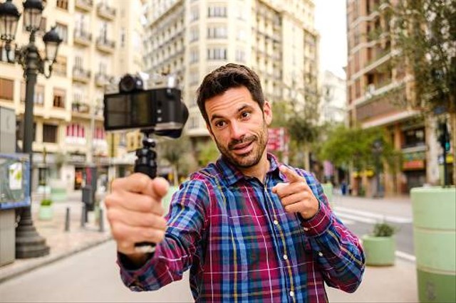 Ilustrasi mengunakan kamera untuk vlog. Foto: Unsplash.com