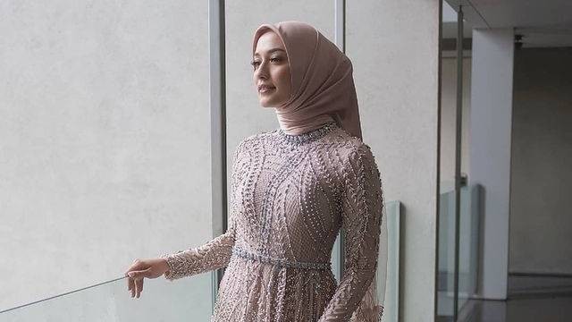 Ilustrasi model kebaya hijab untuk tunangan ala desainer Renzi Lazuardi. Foto: Instagram.com/renzilazuardi