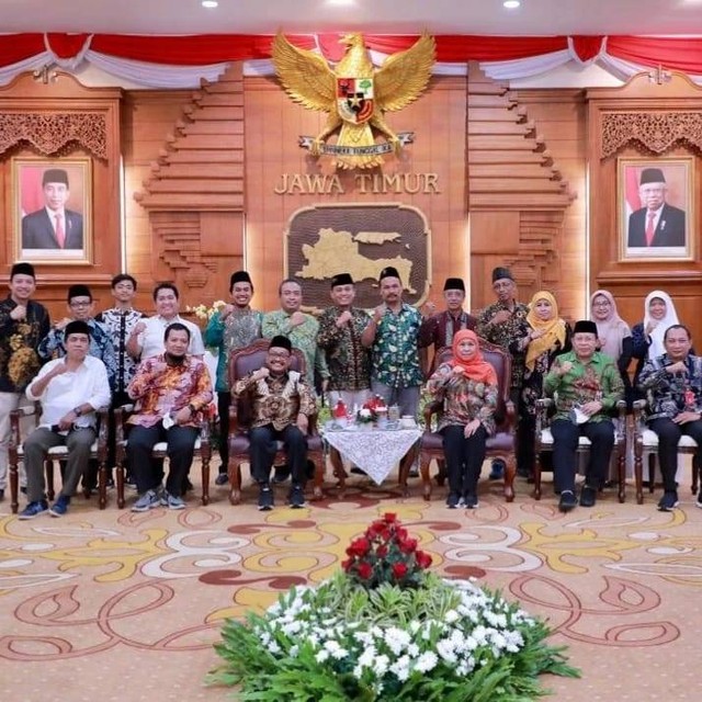 Gubernur Jatim Khofifah Indar Parawansa, bersama para pengurus ISNU Jatim. dok