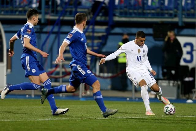 Pemain timnas Prancis Kylian Mbappe mencoba melewati hadangan pemain timnas Bosnia dan Herzegovina pada pertandingan Kualifikasi Piala Dunia 2022 Zona Eropa di Stadion Grbavica, Sarajevo, Bosnia dan Herzegovina. Foto: Dado Ruvic/REUTERS