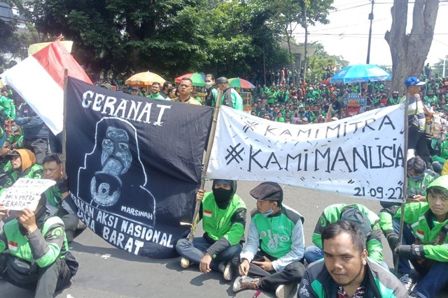 Massa buruh dan ojol di Bandung berunjuk rasa di depan Gedung Sate, Bandung, Rabu (21/9/2022). Dok. Arif Syamsul Foto: Dok. Arif Syamsul
