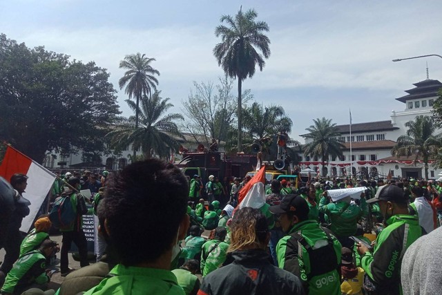 Massa buruh dan ojol di Bandung berunjuk rasa di depan Gedung Sate, Bandung, Rabu (21/9/2022). Dok. Arif Syamsul Foto: Dok. Arif Syamsul