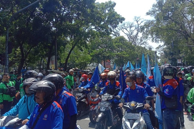 Massa buruh dan ojol di Bandung berunjuk rasa di depan Gedung Sate, Bandung, Rabu (21/9/2022). Dok. Arif Syamsul Foto: Dok. Arif Syamsul