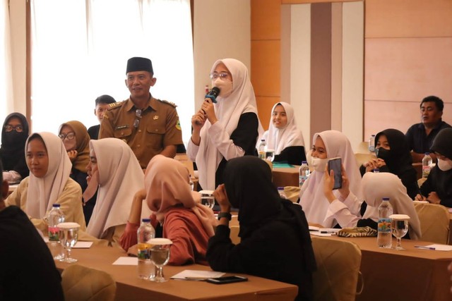 Para pelajar SMA maupun SMK di Kabupaten Kuningan, Jawa Barat, saat mengikuti sosialiasi UU tentang Pemilu. (Andri)