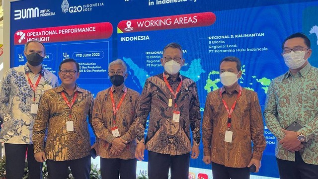 Menteri ESDM Arifin Tasrif berkeliling di pameran 46th IPA Convention and Exhibition 2022, Rabu (21/9/2022). Foto: Fariza Rizky Ananda/kumparan