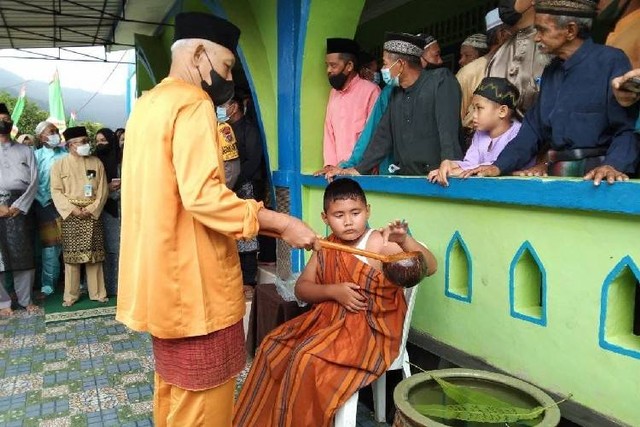 Tradisi Mandi Safar yang dilakukan Pemkab Lingga di Desa Resun tahun lalu. (Foto: dok.linggakab)