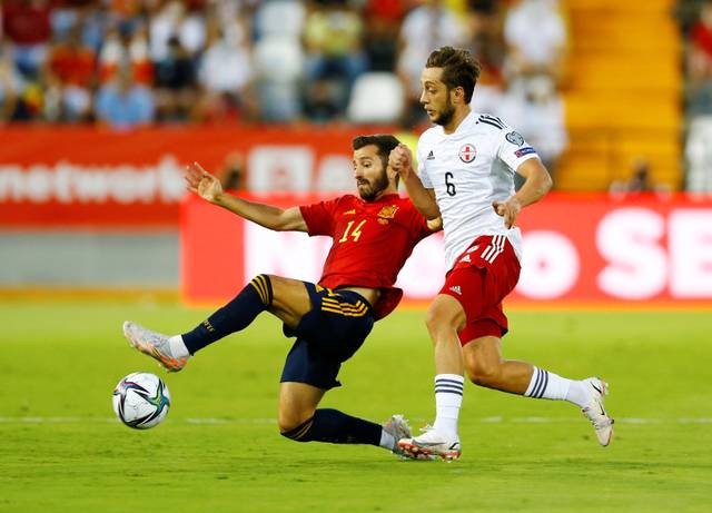 Pemain Spanyol Jose Gaya duel dengan pemain Georgia Giorgi Zaria saat kualifikasi Piala Dunia antara Spanyol vs Georgia di Estadio Nuevo Vivero, Badajoz. Foto: Marcelo Del Pozo/Reuters