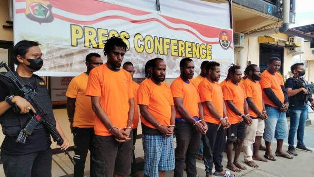 14 orang pendukung 'Save Lukas Enembe' yang kedapatan bawa bawa senjata tajam hingga miras saat hendak mengikuti unjuk rasa di taman Imbi Jayapura.