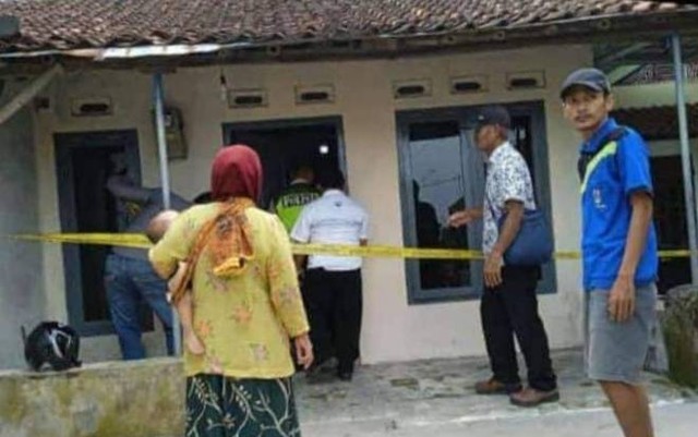 Garis polisi terpasang di sebuah rumah yang diduga jadi TKP tewasnya DAN (22) di Desa Tanahbaya, Kecamatan Randudongkal, Pemalang, Jawa Tengah. (Foto Dok. Facebook Kabar Pemalang)