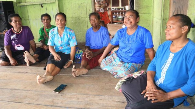 Yo Miye (para istri) kepala suku dan ikatan perempuan di Kampung Yakonde Sentani Kabupaten Jayapura. (Foto Media Center KMAN VI)