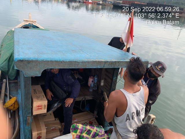 KM. Lubuk Family III GT 5 saat diamankan petugas Dit Polairud Polda Kepri di perairan Batam. (Foto: ist)