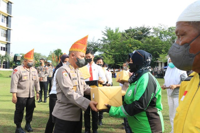 Pemberian paket bantuan sosial dari Polda Sumbar kepada komunitas ojek online, Rabu (21/9/2022) di Mapolda Sumbar, Kota Padang. Dokumentasi: Humas Polda Sumbar. 