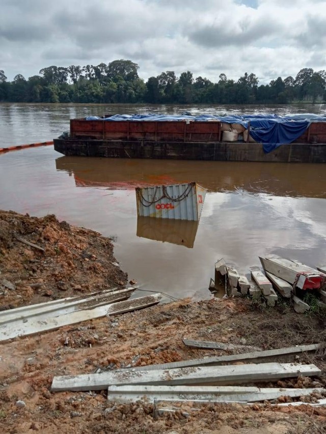 Kapal mengangkut kontainer bermuatan CPO yang tumpah di Sungai Melawi.(Foto: Istimewa)