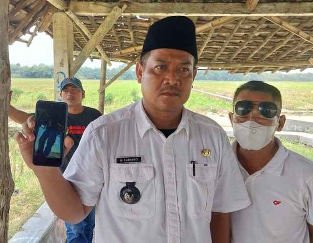 kepala Desa Bojong Kulon Kecamatan Susukan Kabupaten Cirebon Jawa Barat, Sudarso, menunjukkan video aksi perundungan terhadap penyandang difabel. (Juan) 