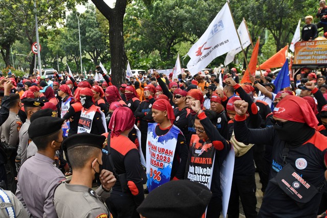 Sejumlah buruh berunjuk rasa di depan Balai Kota DKI Jakarta, Jakarta, Rabu (21/9).  Foto: Aditya Pradana Putra/ANTARA FOTO