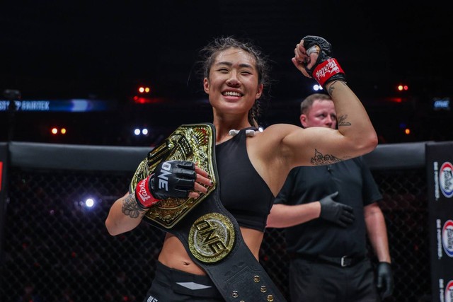 Juara Dunia ONE Women's Atomweight Angela Lee usai mengalahkan Stamp Fairtex di ONE X. Foto: ONE Championship