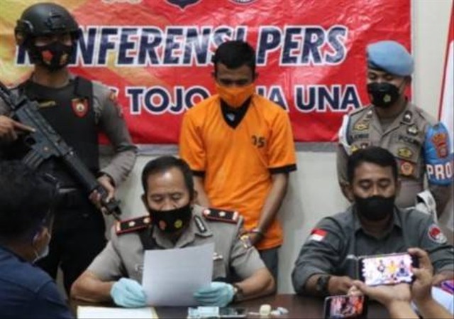 Wakapolres Touna Kompol I Made Dharma saat memberikan keterangan terkait penangkapan seorang kepala dusun di Desa Wakai, Kabupaten Kabupaten Tojo Una Una (Touna), Sulteng. Foto: Dok. Polres Touna