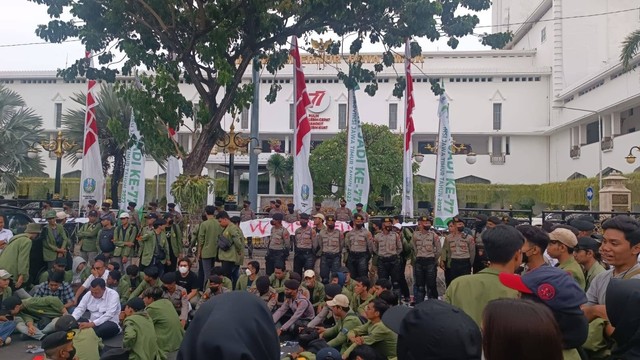 Ratusan mahasiswa UPN Veteran Surabaya berunjuk rasa di depan Kantor Gubernur Jawa Timur di Jalan Pahlawan, Surabaya, Rabu (21/9/2022). Foto: Farusma Okta Verdian/kumparan