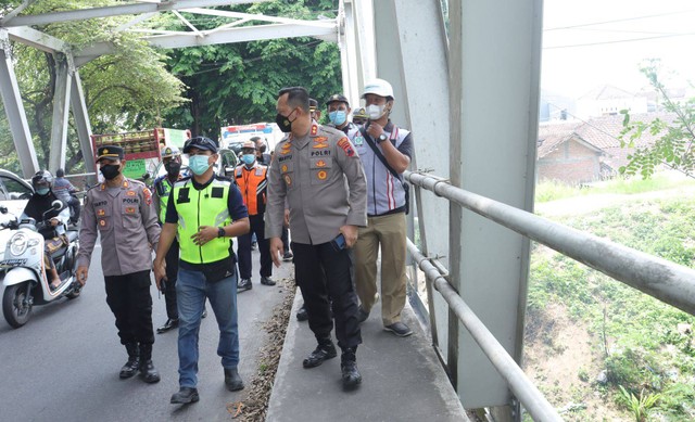 Polres Sukoharjo dan pelaksana proyek meninjau Jembatan Mojo, Rabu (21/09/2022). FOTO: Agung Santoso