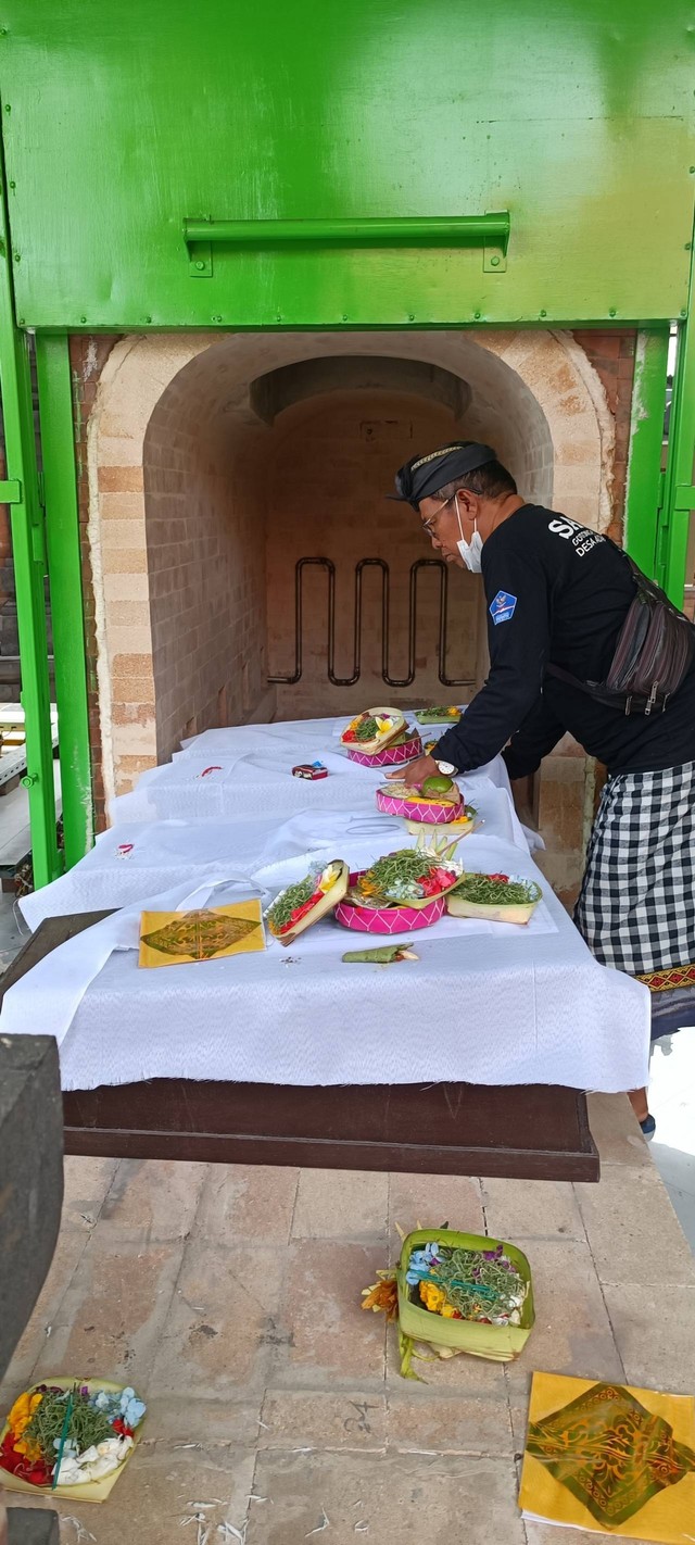 Prosesi kremasi jenazah telantar di Krematorium Dharma Kerti Dalem Kerobokan, Jalan Kerobokan Raya, Kabupaten Badung, Bali, Rabu (21/9/2022). Foto: Denita BR Matondang/kumparan