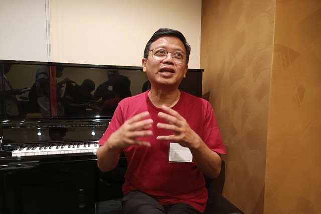 Avip Priatna dalam Rehearsel konser Jakarta Concert Orchestra (JCO) 'Vibes of Nusantara', Esplanade Hall Concert, Rabu (21/9/2022). Foto: Giovanni/kumparan