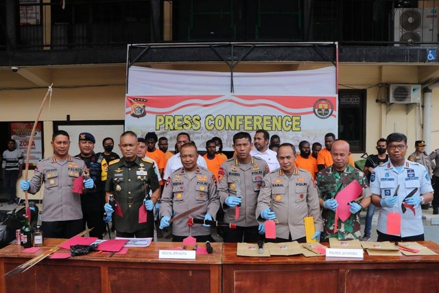 Senjata tajam dan barang berbahaya lainnya yang ditemukan dari 14 orang pendukung 'Save Lukas Enembe' (Foto Humas Polda Papua)