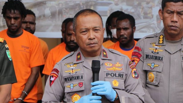 Wakil Kepolisian Daerah Papua Brigjen Pol Ramdani Hidayat saat memberikan keterangan pers terkait penangkapan 14 orang pendukung 'Save Lukas Enembe' (Foto Humas Polda Papua) 