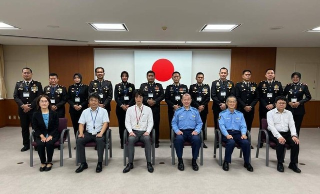 Polwan Polda Aceh AKP Vifa Fibriana Sari (belakang kelima kiri) bersama 11 personel Polri lainnya terpilih untuk mengikuti studi banding sistem kepolisian di Jepang. 