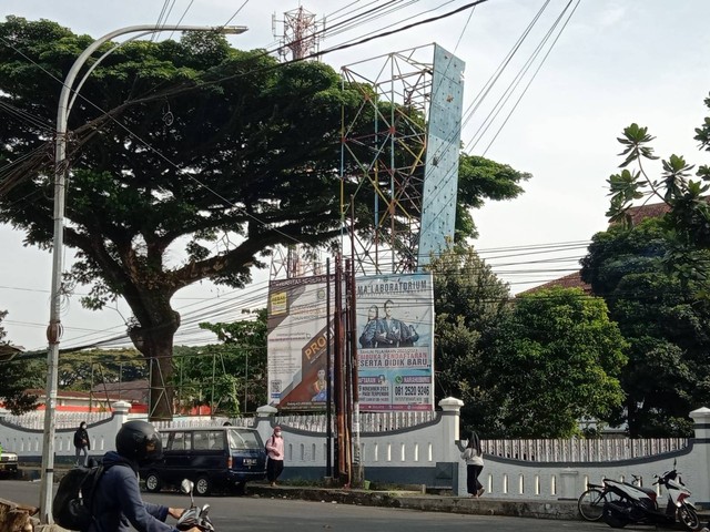 Wall climbing di kampus UM yang menjadi lokasi aksi diduga percobaan bunuh diri (M Sholeh)