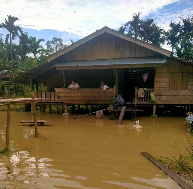 Kondisi rumah warga yang terdampak banjir di wilayah Kecamatan Siberut Selatan, Kabupaten Kepulauan Mentawai, Provinsi Sumatra Barat, Senin (19/9/2022). Dokumentasi: BPBD Kabupaten Kepulauan Mentawai.