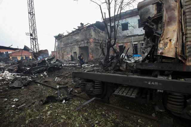 Kondisi kereta yang hancur usai serangan roket Rusia di stasiun kargo di Kharkiv, Ukraina, Rabu (21/9/2022). Foto: Vyacheslav Madiyevskyy/Reuters