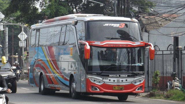 Jetbus 3 SDD milik PO Rosalia Indah di Lebak Bulus. Foto: Rizki Fajar Novanto/kumparan