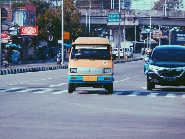 Ilustrasi Angkutan Umum ke Pasar Kemis Tangerang, Foto: Unsplash/Prabu Panji