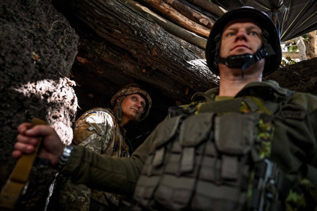 Anggota layanan Ukraina menunggu di parit pada posisi di garis depan, di tengah serangan Rusia ke Ukraina, di wilayah Zaporizhzhia, Ukraina 21 September 2022. Foto: Dmytro Smolienko/REUTERS