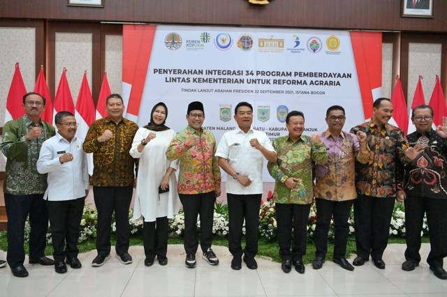 Mendes PDTT Abdul Halim Iskandar dan KSP Moeldoko menghadiri penyerahan 34 program pemberdayaan lintas kementerian untuk reforma agraria di Kota Batu, Jawa Timur, Rabu (21/9/2022). Foto: Mugi/KemendesPDTT