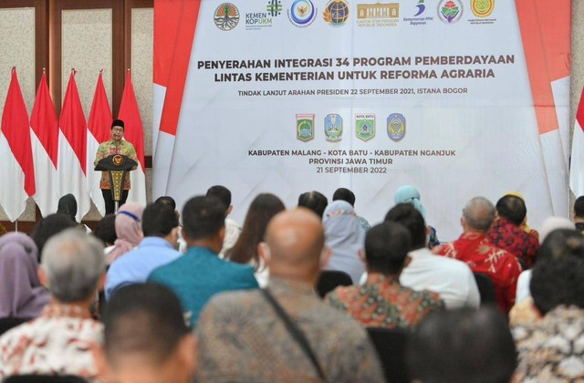 Mendes PDTT Abdul Halim Iskandar menghadiri penyerahan 34 program pemberdayaan lintas kementerian untuk reforma agraria di Kota Batu, Jawa Timur, Rabu (21/9/2022). Foto: Mugi/KemendesPDTT
