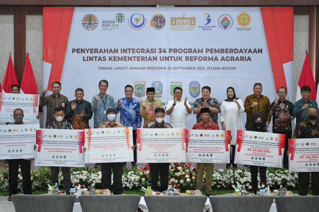 Mendes PDTT Abdul Halim Iskandar dan KSP Moeldoko menghadiri penyerahan 34 program pemberdayaan lintas kementerian untuk reforma agraria di Kota Batu, Jawa Timur, Rabu (21/9/2022). Foto: Mugi/KemendesPDTT