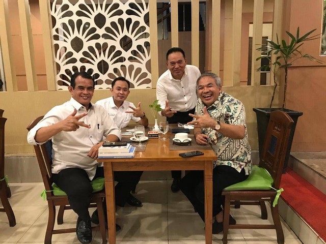 Dr Aqua Dwipayana (paling kanan) saat sarapan bersama General Manager Hotel Grand Inna Tunjungan Surabaya Suci Waluya (paling kiri), Senior Sales Manager I Made Sukadana (dua dari kanan), dan Human Capital Coordinator Dony Ismawan (dua dari kiri). Foto/dok.Dr Aqua