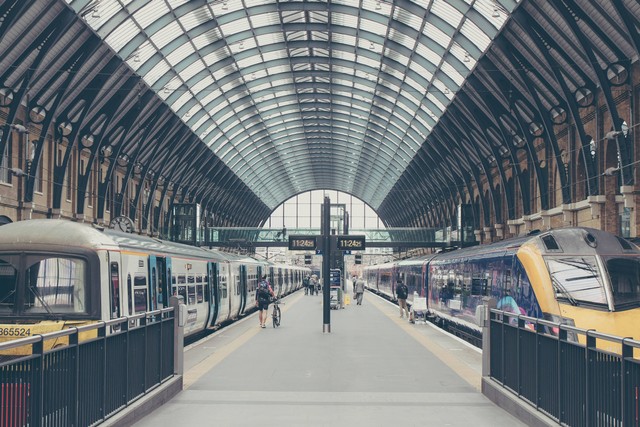 Ilustrasi  Stasiun Terdekat dari Bandara Juanda Surabaya, Foto Unsplash/Michał Parzuchowski