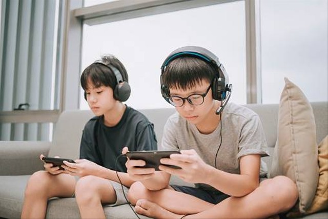 Ilustrasi memainkan game multiplayer offline. Foto: Unsplash,com