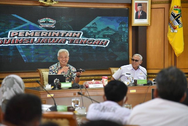 Bupati Kuningan, H Acep Purnama saat menemui Gubernur Jateng, Ganjar Pranowo di Semarang. (Foto: Diskominfo Kuningan)