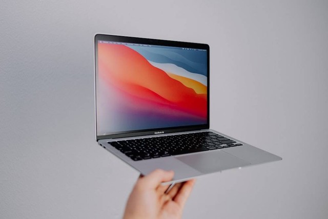 Ilustrasi Apple MacBook Air, salah satu laptop dengan kamera bagus. Foto: Unsplash.com