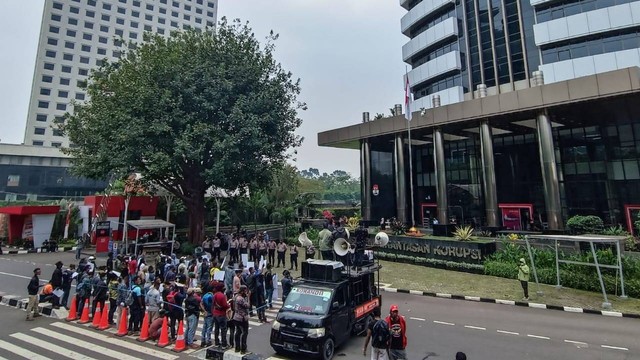 Sejumlah massa melakukan aksi demo 'Save Lukas Enembe' di depan Gedung Merah Putih KPK, Jakarta, Kamis (22/9/2022). Foto: Hedi/kumparan