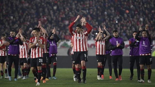 Pemain Argentina Estudiantes de La Plata merayakan setelah mengalahkan Fortaleza Brasil pada pertandingan leg kedua babak 16 besar Copa Libertadores di stadion Jorge Luis Hirschi di La Plata, Argentina, pada 7 Juli 2022. Foto: Juan Mabromata/AFP