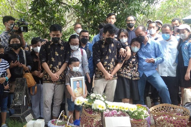 Istri Iwan Boedi Paulus, Theresia Onee Anggarawati bersama empat orang anaknya serta kerabatnya dalam pemakaman Iwan di TPU Salaman Mloyo, Semarang Barat, Kamis (22/9). Foto: Intan Alliva/kumparan