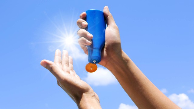 Ilustrasi memakai sunscreen. Foto: Me dia/Shutterstock