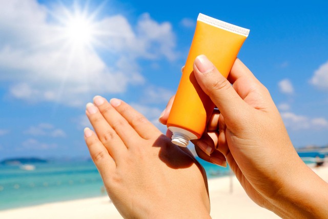 Ilustrasi memakai sunscreen. Foto: Me dia/Shutterstock